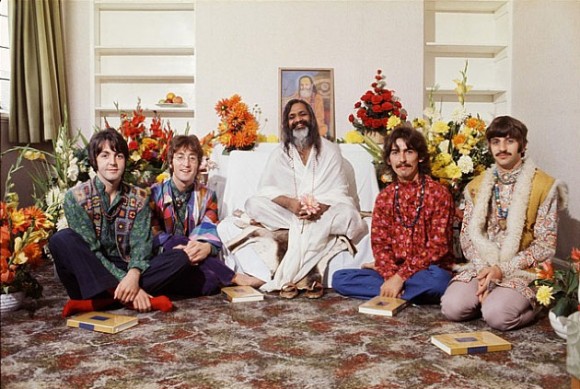 Les Beatles pendant une de leur scéance de méditation (1967)