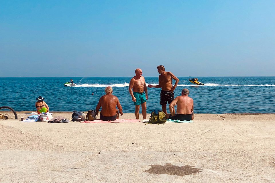 hommes sur la plage