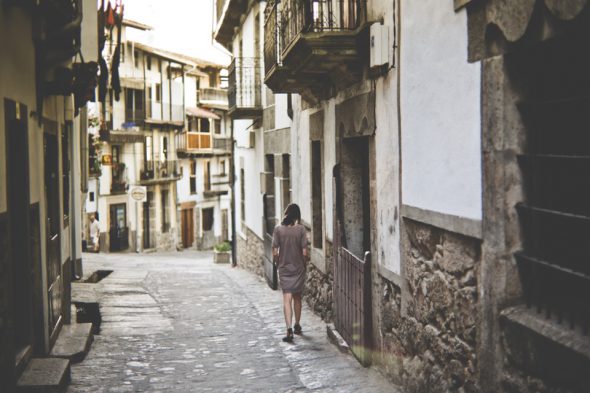 Fille dans la rue 