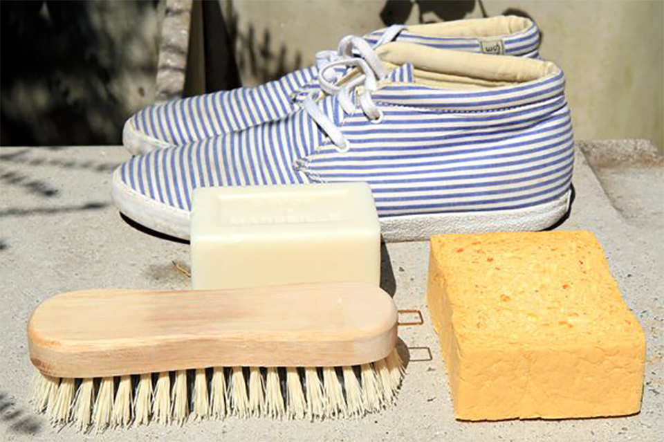 Le Nettoyage De Lavage Sale Des Chaussures Avec Un Nettoyeur