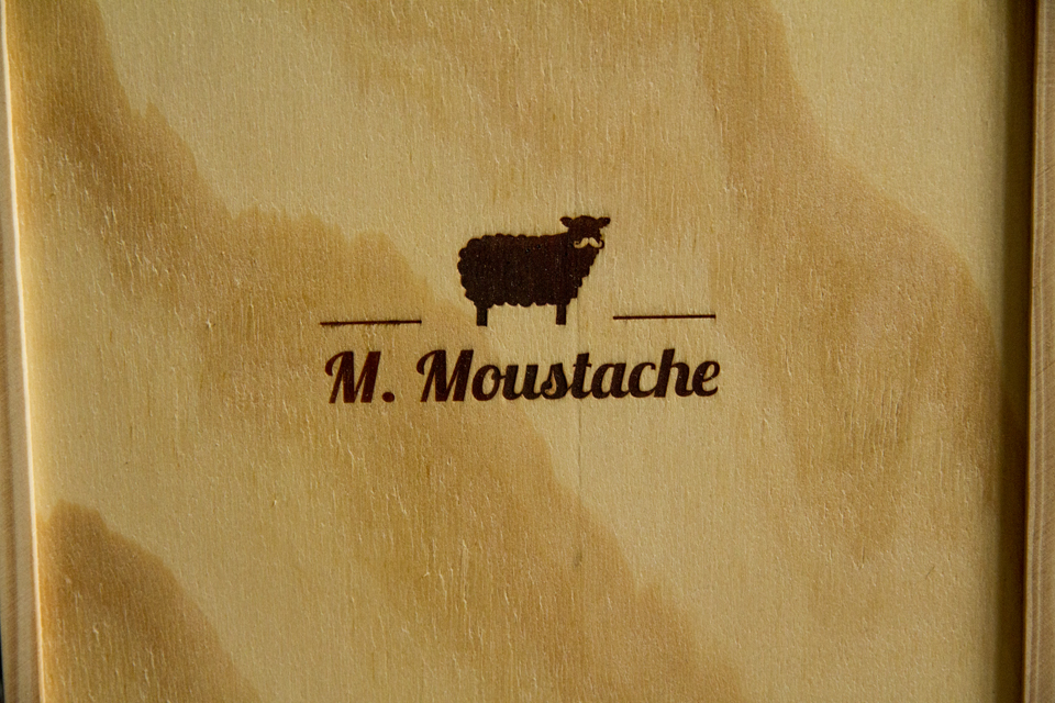 logo moustache