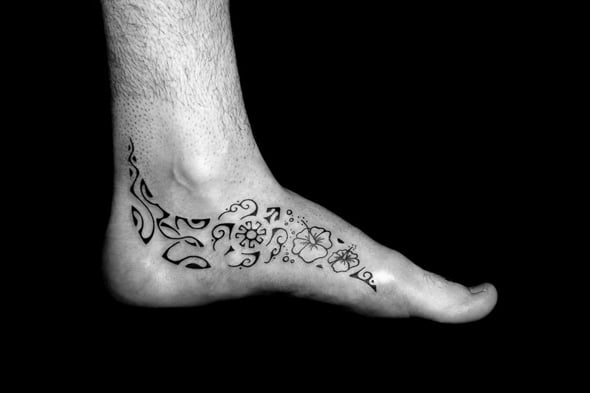 tatouage-discret-pieds-tribal