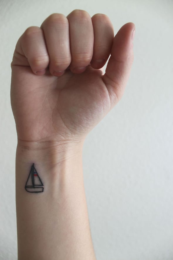 tatouage-discret-poignet-bateau