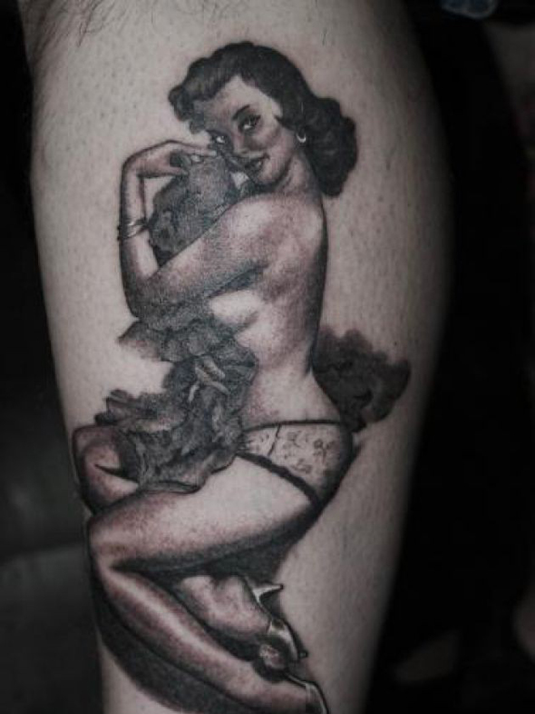 tatouage-bras-pin-up