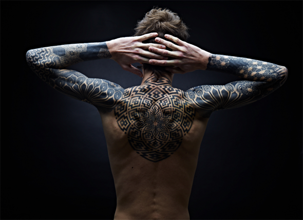 tatouage dos homme géométrique