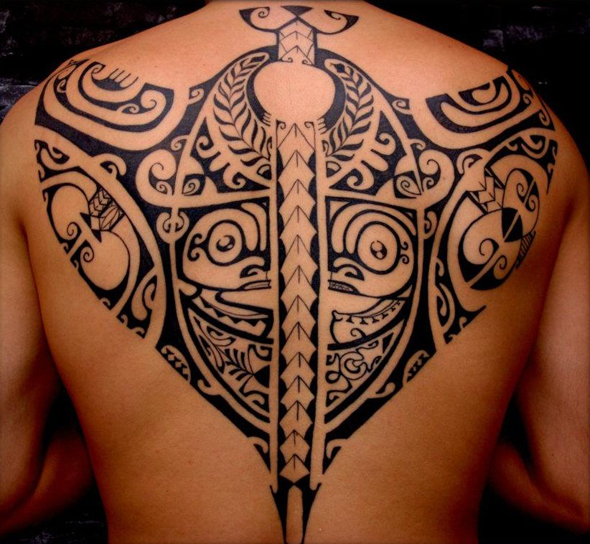 tatouage dos homme polynésien