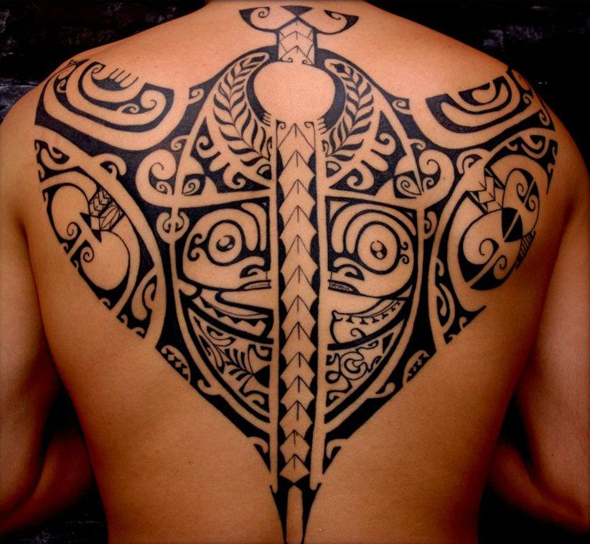 tatouage dos homme polynésien