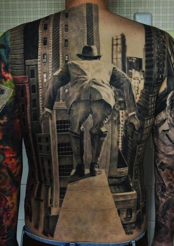 tatouage dos homme réaliste