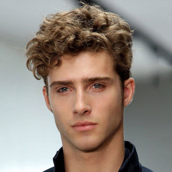 Featured image of post Coupe De Cheveux Homme Court Visage Rond Cheveux longs courts boucl s ou raides elle fait de son physique de poup e de porcelaine un