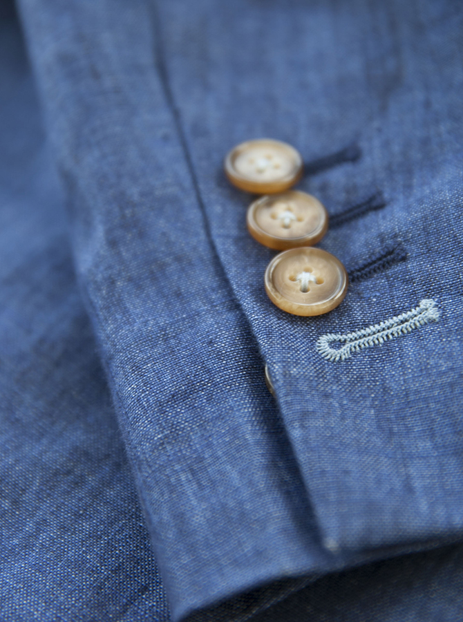 Véritable boutonnière avec couture contrastante au dernier bouton