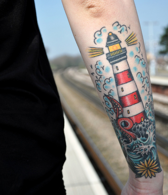 tatouage marin phare