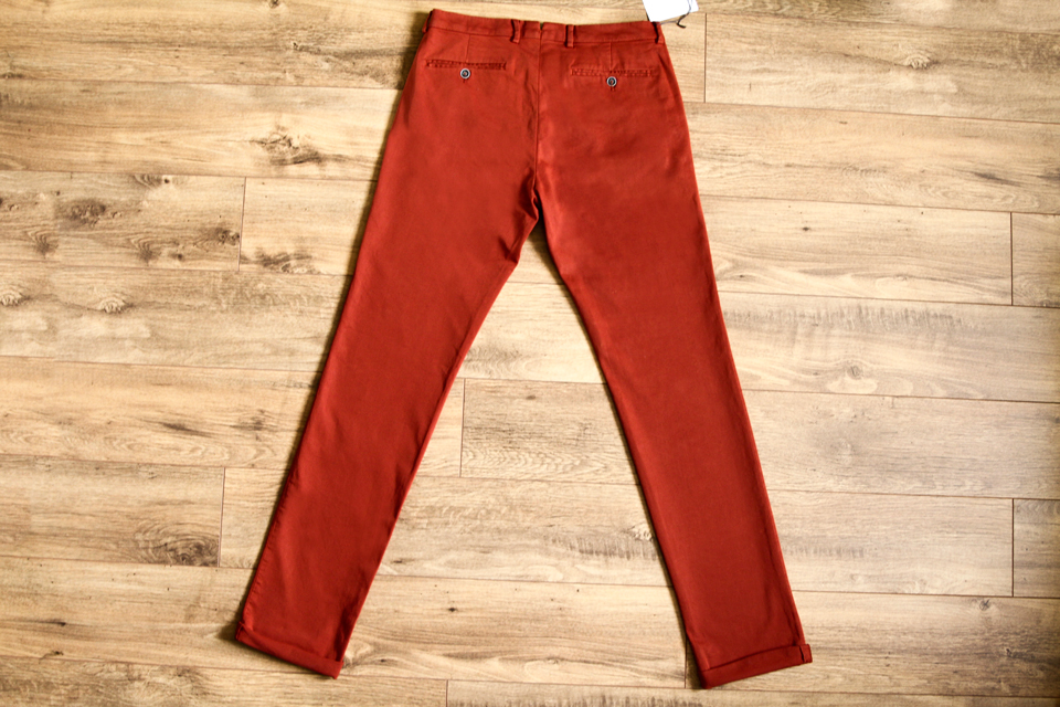 le-pantalon-chino-homme-rouille-dos