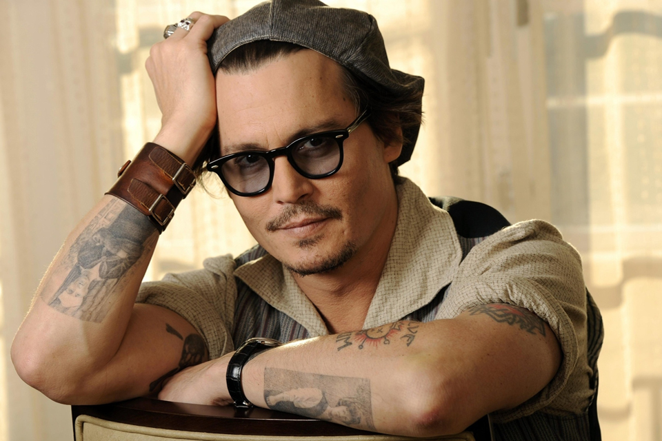 icone-de-style-johnny-depp-glasses-tattoo