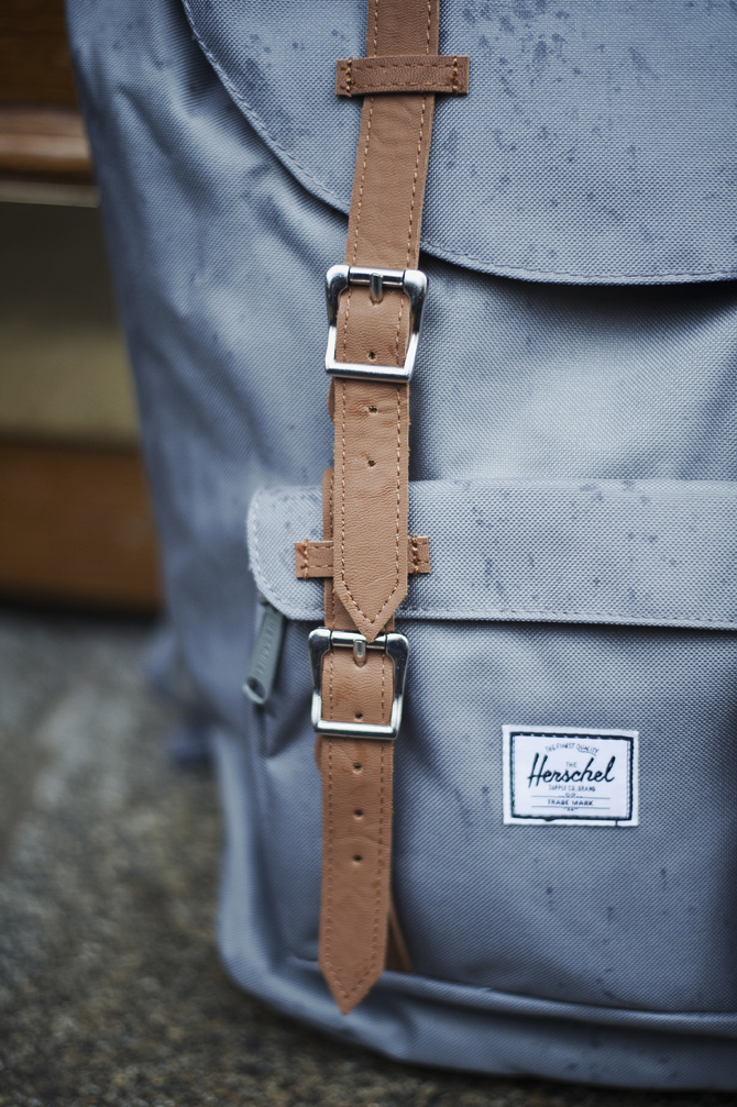 sac herschel little america mid gris detail face