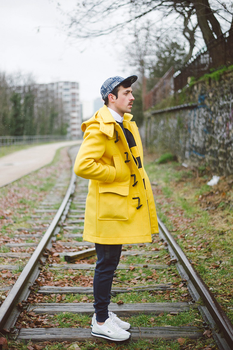 look cuc duffle coat jaune vicomte a jogpant nike sneakers casquette vans