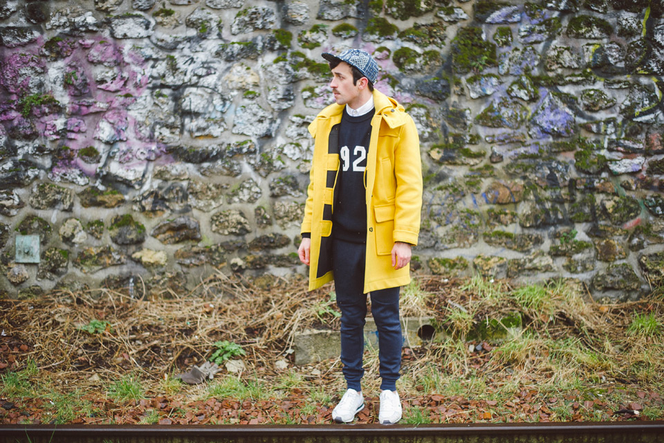 look cuc duffle coat jaune vicomte a pull sneakers lacoste live casquette vans