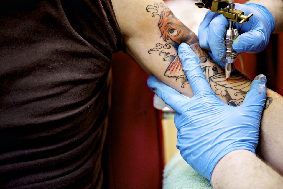 10 choses à savoir avant de se faire tatouer gant
