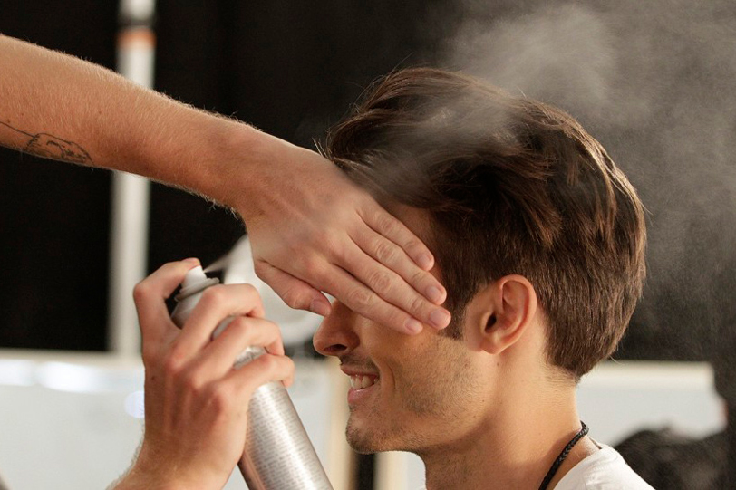 Faut-il se brosser les cheveux mouillés?