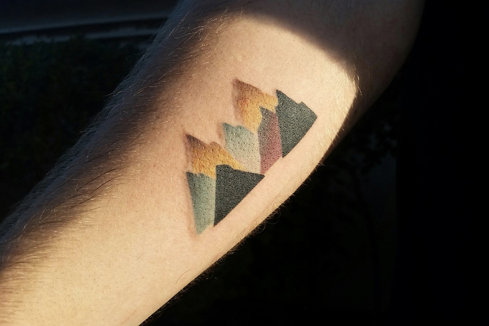 tatouage-minimaliste-montagne-color-bloc