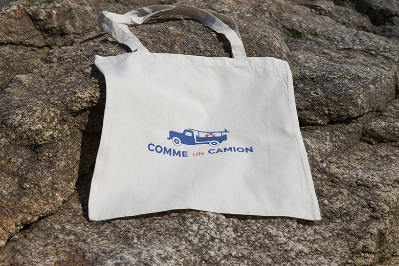 Tote bag sur les rochers