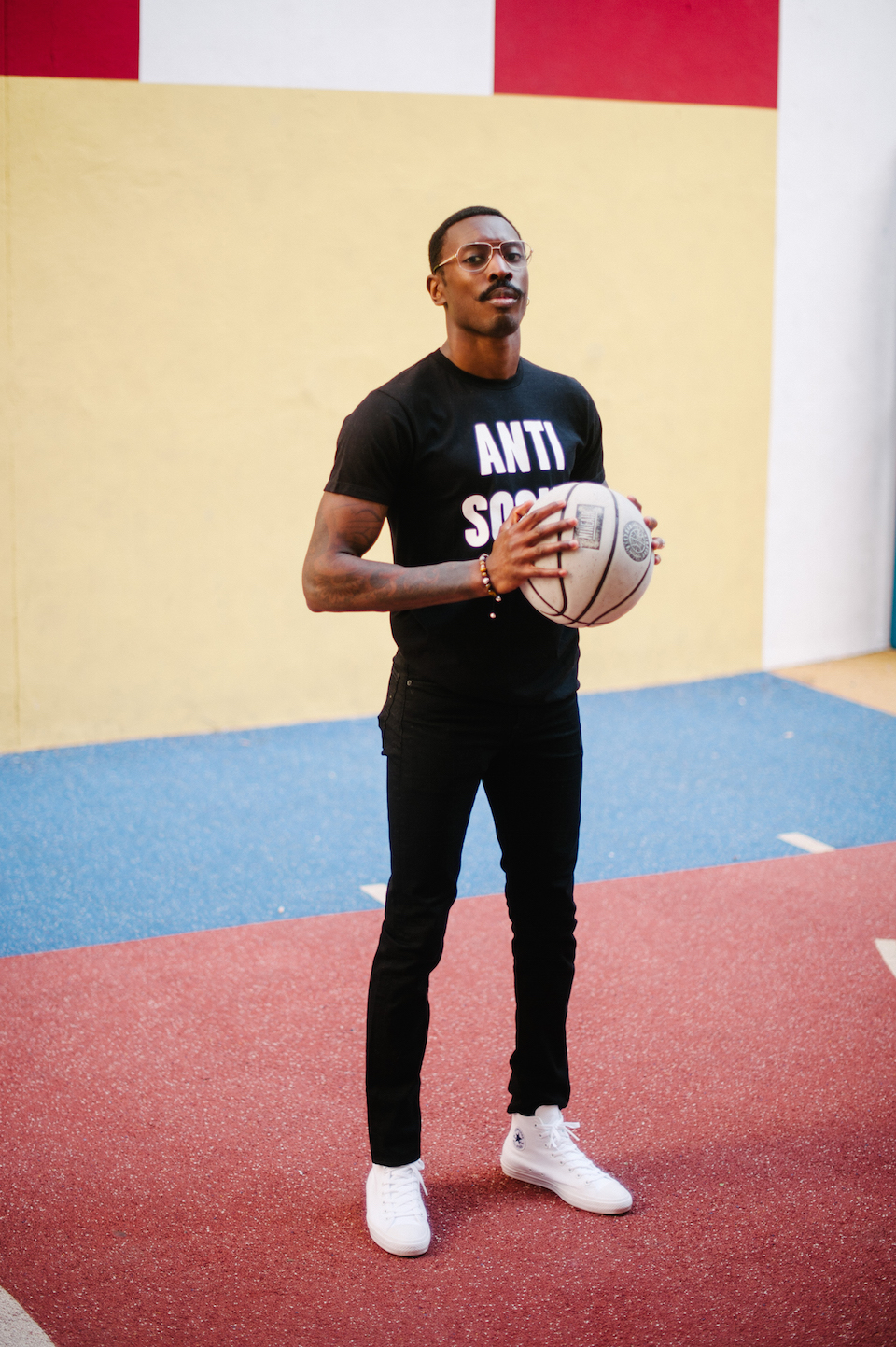 look homme basketball ballon pigalle