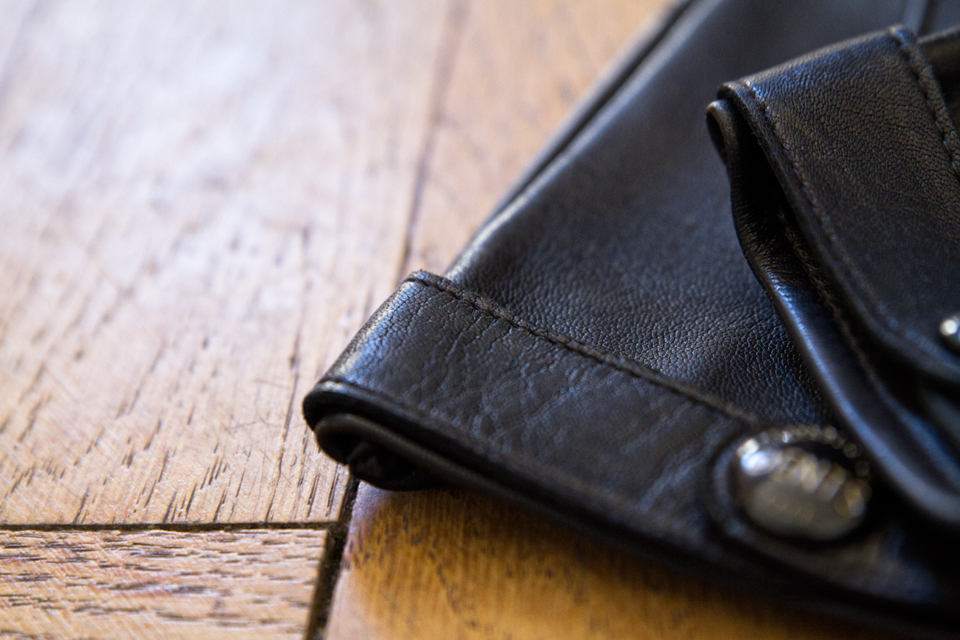 detail-cuir-dents-gants