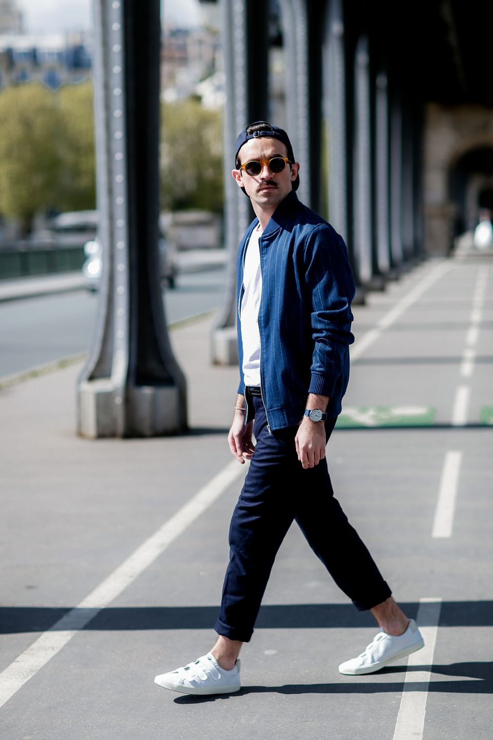 look-homme-pont-bir-hakeim-paris