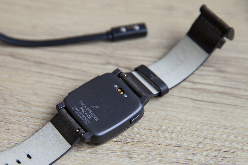 montre pebble smartwatch back kickstarter chargeur