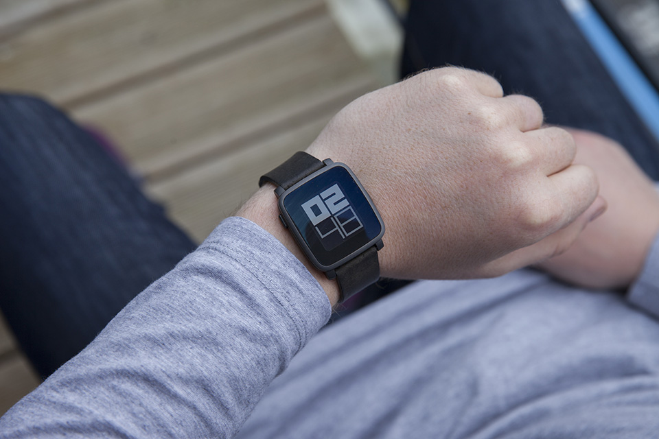 montre pebble smartwatch heure affichage test