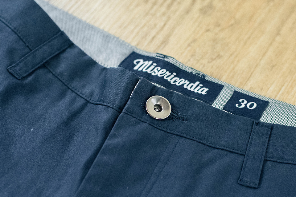 Misericordia Chino Bleu Ceinture