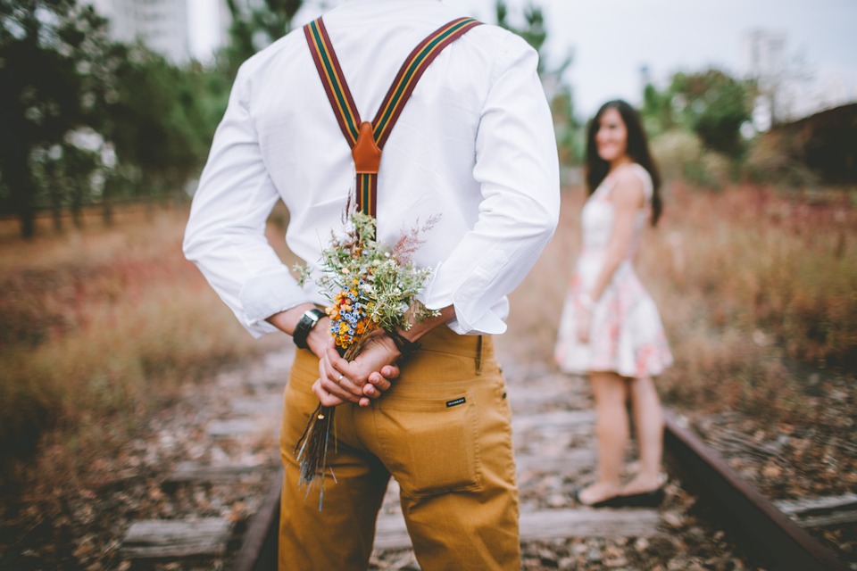 couple fleurs romantique adopte un mec