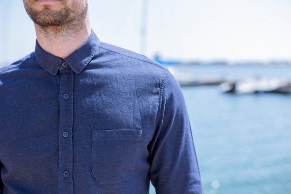 Chemise Fyu Bleu Marine Portee Epaule