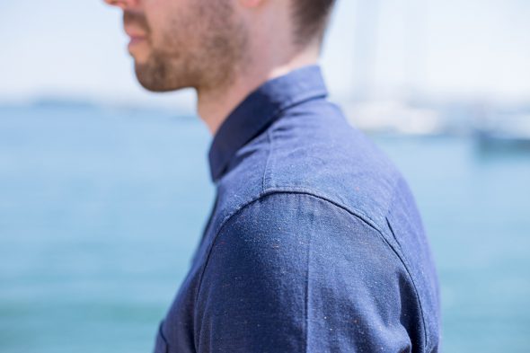 Chemise Fyu Bleu Marine Portee Epaule Profil