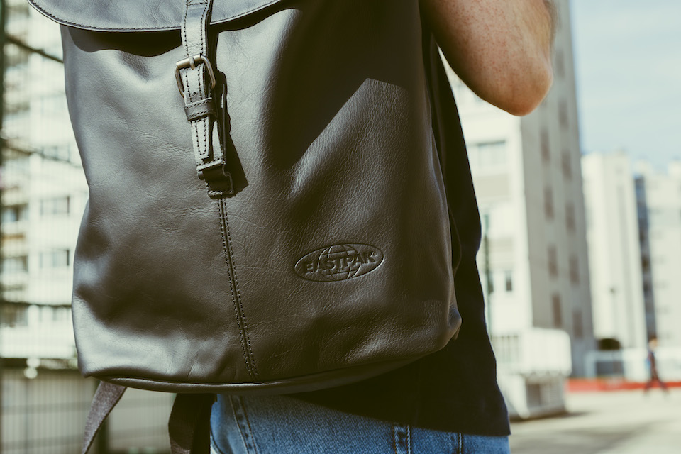 details sac a dos noir cuir eastpak