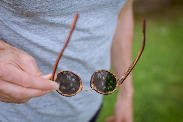 lunettes rezin oly acajou doigts t shirt