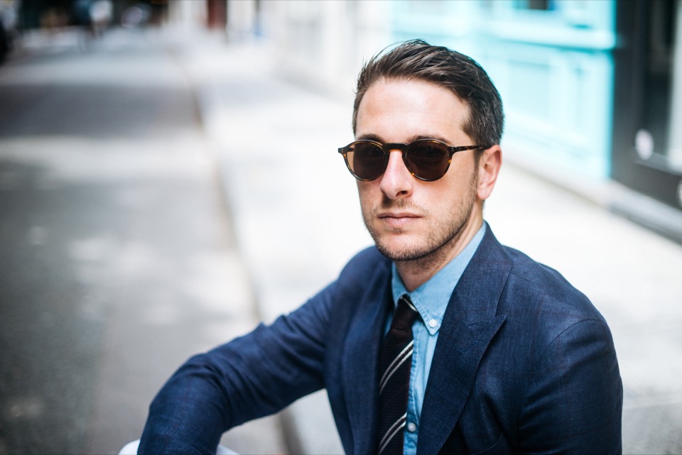 Sprezzatura portrait veste bleu lunettes Illesteva