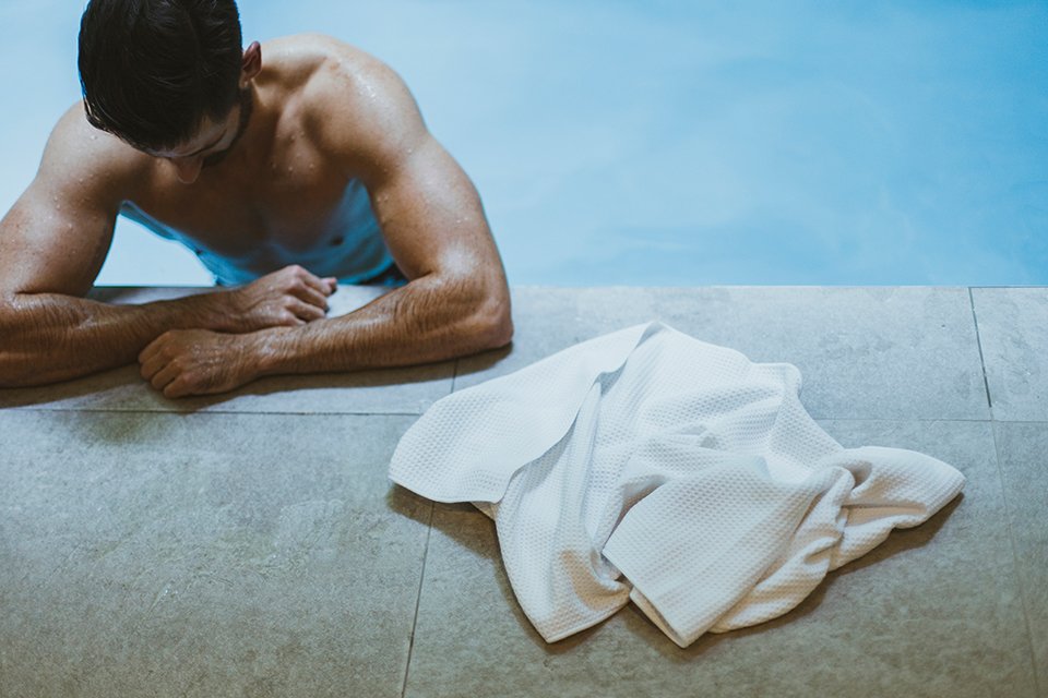 Une serviette, une salle de sport, piscine, microfibre, pour un  encombrement minimum