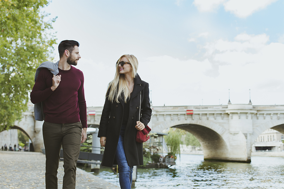 couple stroll quai de seine