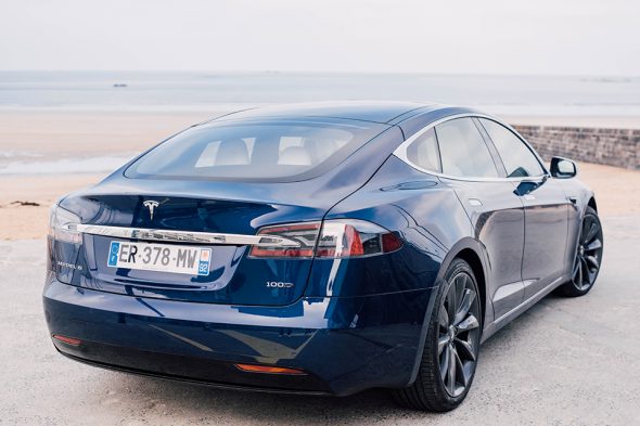 Tesla Model S profil arriere