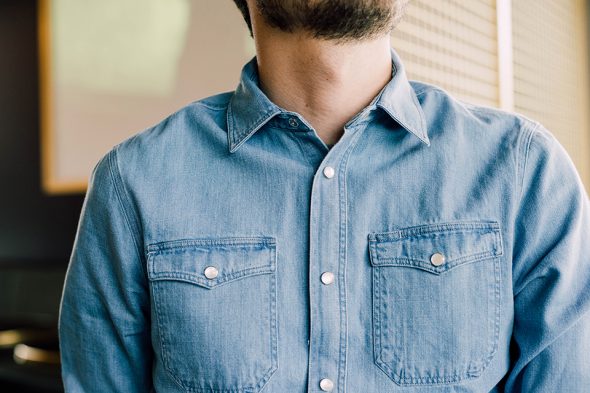 focus chemise denim cuisse de grenouille