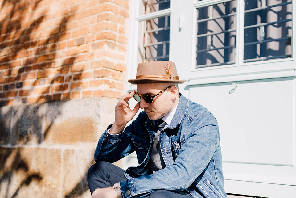 Look denim chic lunettes soleil