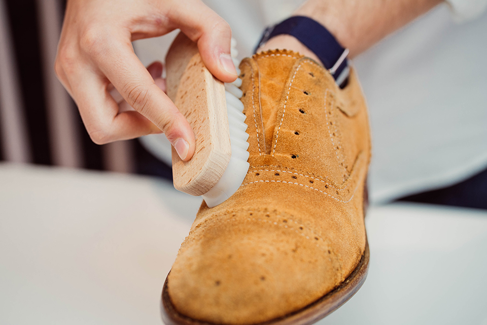 Guide d'entretien des chaussures en daim, nubuck et cuirs suédés