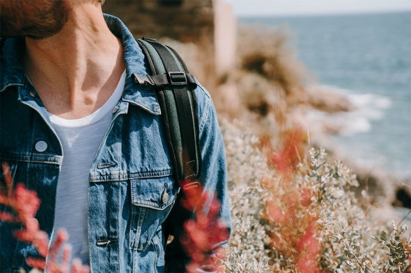 look homme printemps veste en jean sac a dos