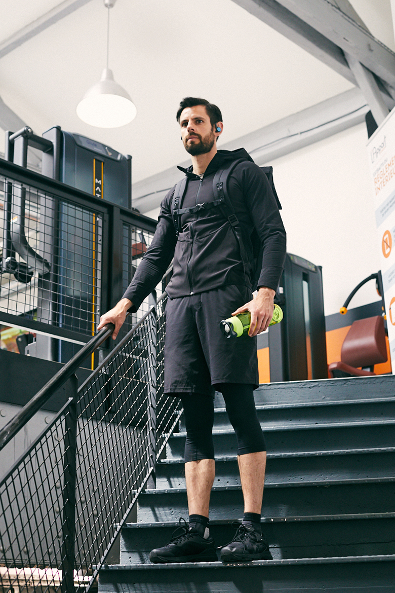 Homme En Tenue De Sport Sur L'allée De La Ville