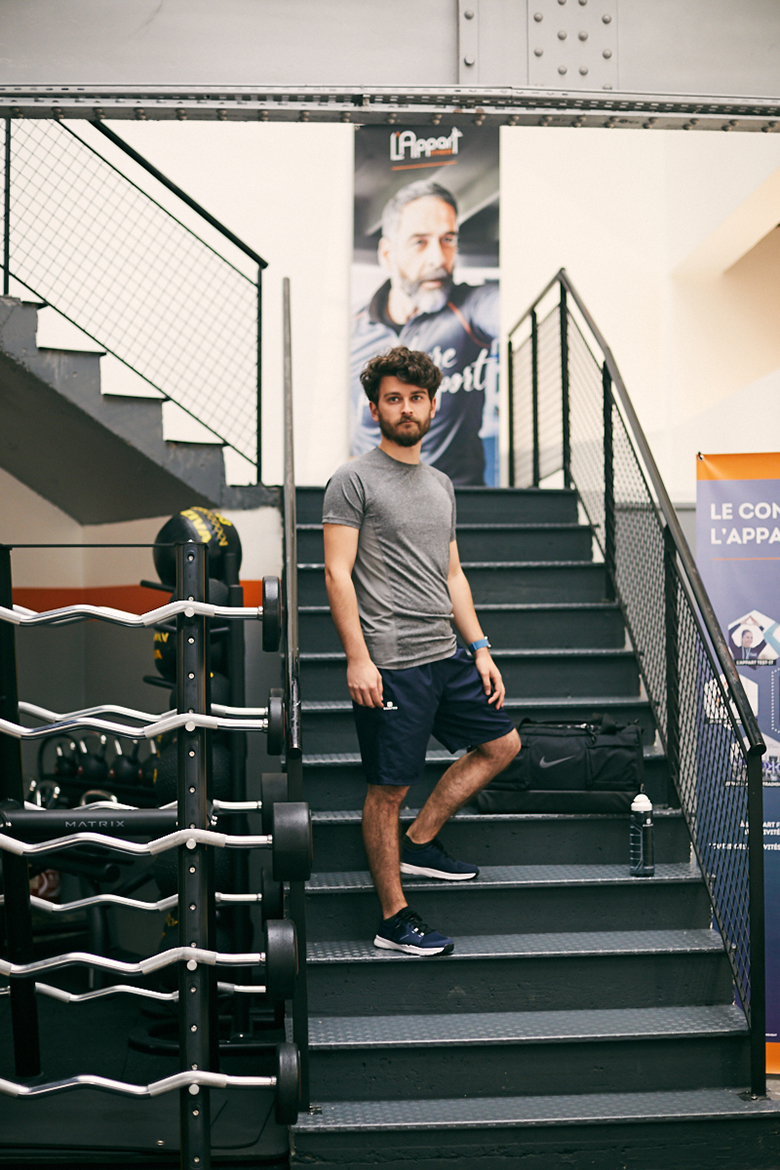 Homme Séduisant En Pantalon Gris Posant Dans La Salle De Gym