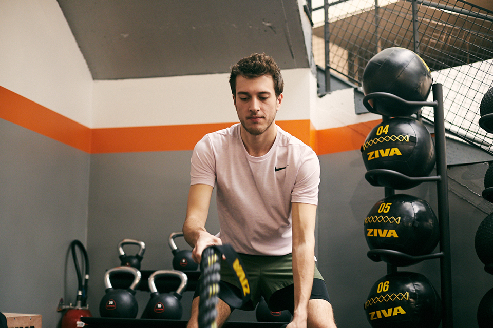 Senior Homme En Vêtements De Sport Dans Une Salle De Sport Avec Des Poids.