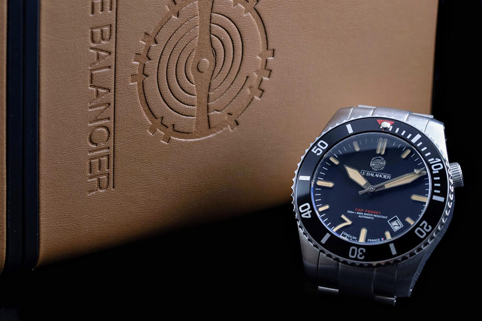 Montre le balancier fond packaging