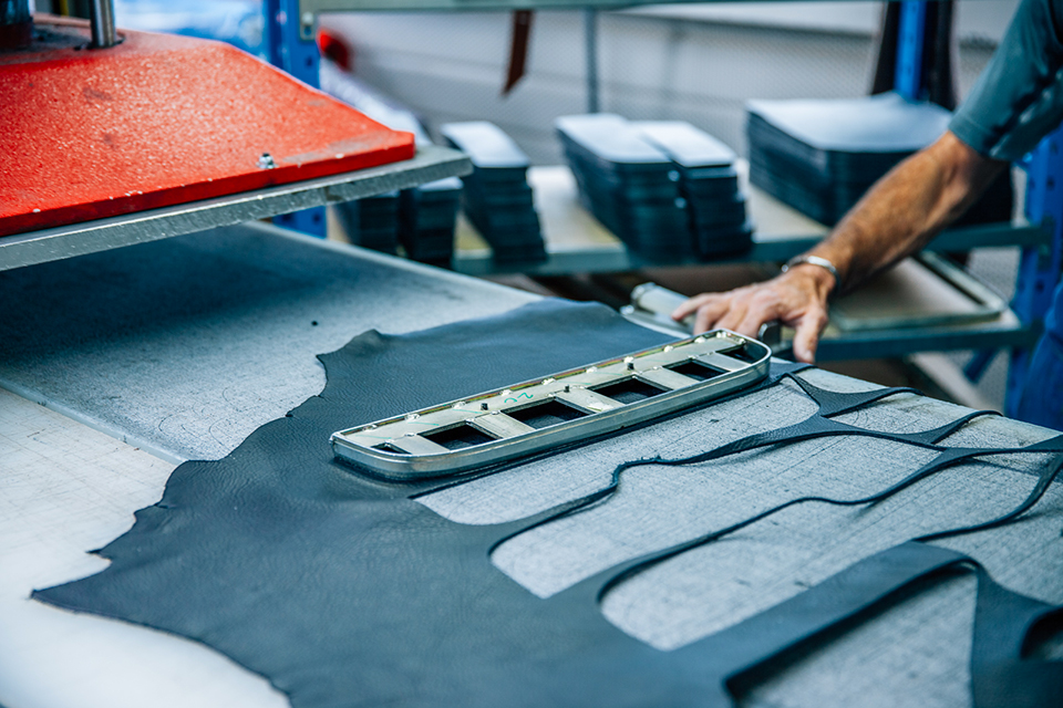 Atelier Bleu de chauffe cuir découpes