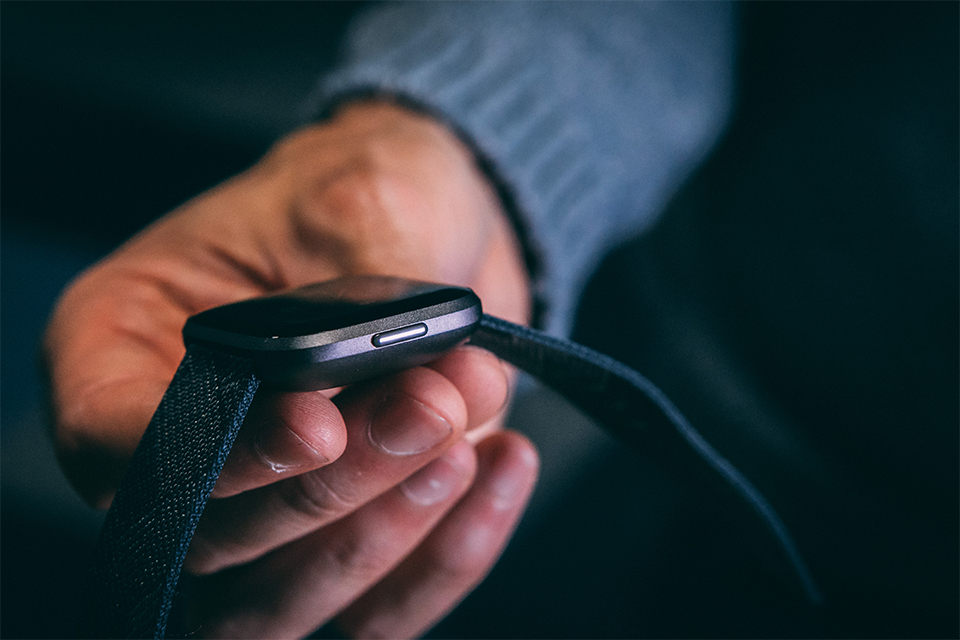 watch connected fitbit versa 2 test and review button