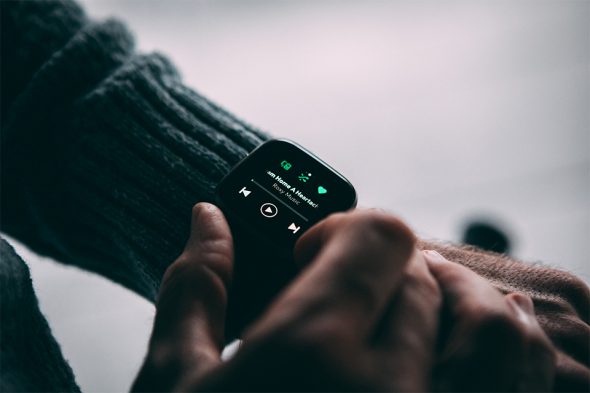 montre connectee fitbit versa 2 test et avis spotify zoom